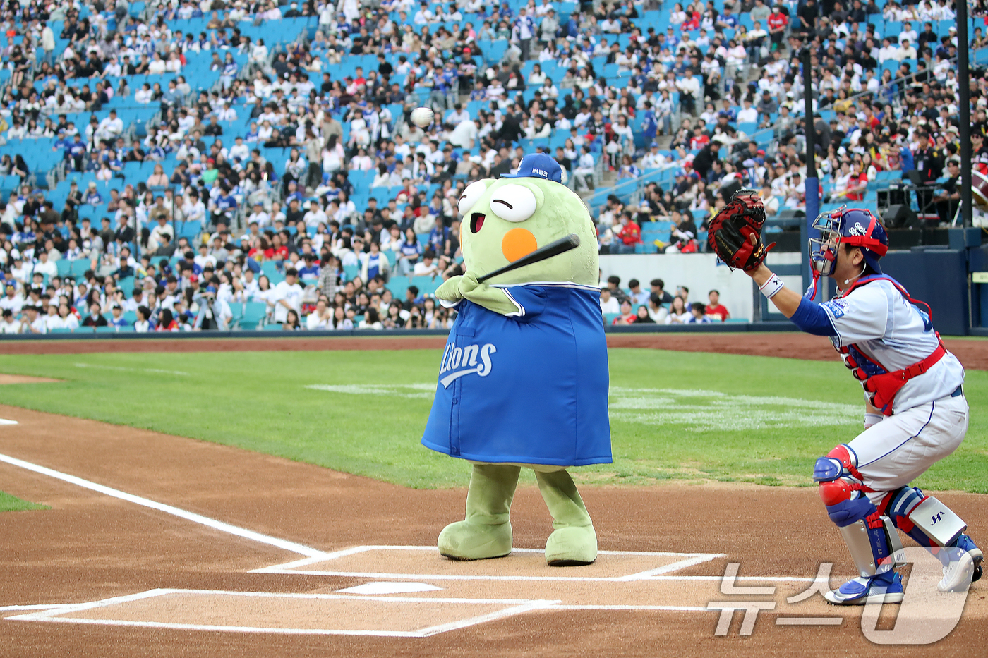 (대구=뉴스1) 공정식 기자 = 24일 오후 대구 수성구 삼성라이온즈파크에서 열린 프로야구 '2025 신한 SOL뱅크 KBO 리그' 기아 타이거즈와 삼성 라이온즈의 경기, 수성구민 …