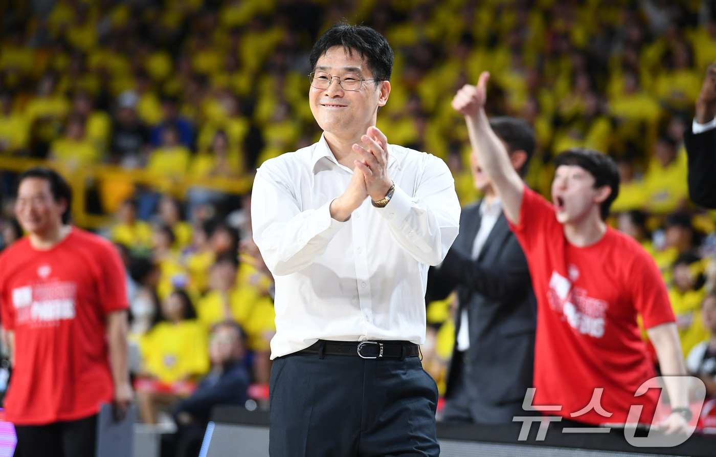 (서울=뉴스1) 김명섭 기자 = 24일 경남 창원체육관에서 열린 2024∼2025시즌 프로농구 4강 플레이오프(PO) 창원 LG 세이커스와 울산 현대모비스 1차전 경기에서 울산 조 …