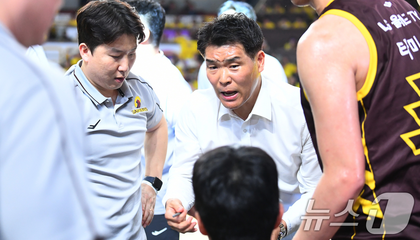 (서울=뉴스1) 김명섭 기자 = 24일 경남 창원체육관에서 열린 2024∼2025시즌 프로농구 4강 플레이오프(PO) 창원 LG 세이커스와 울산 현대모비스 1차전 경기에서 창원 조 …