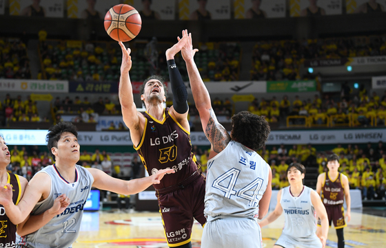 '마레이 더블더블' LG, 현대모비스에 8연승…프로농구 선두 질주