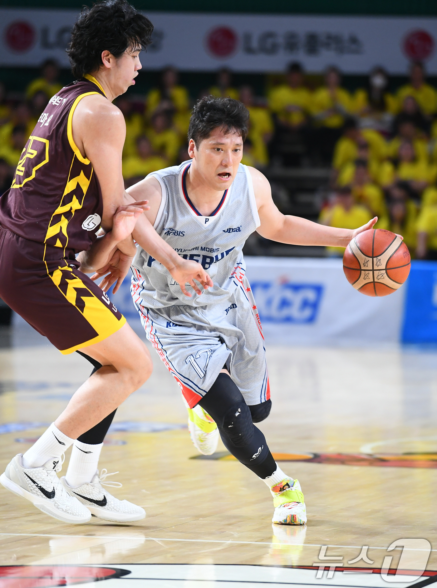 (서울=뉴스1) 김명섭 기자 = 24일 경남 창원체육관에서 열린 2024∼2025시즌 프로농구 4강 플레이오프(PO) 창원 LG 세이커스와 울산 현대모비스 1차전 경기에서 울산 함 …