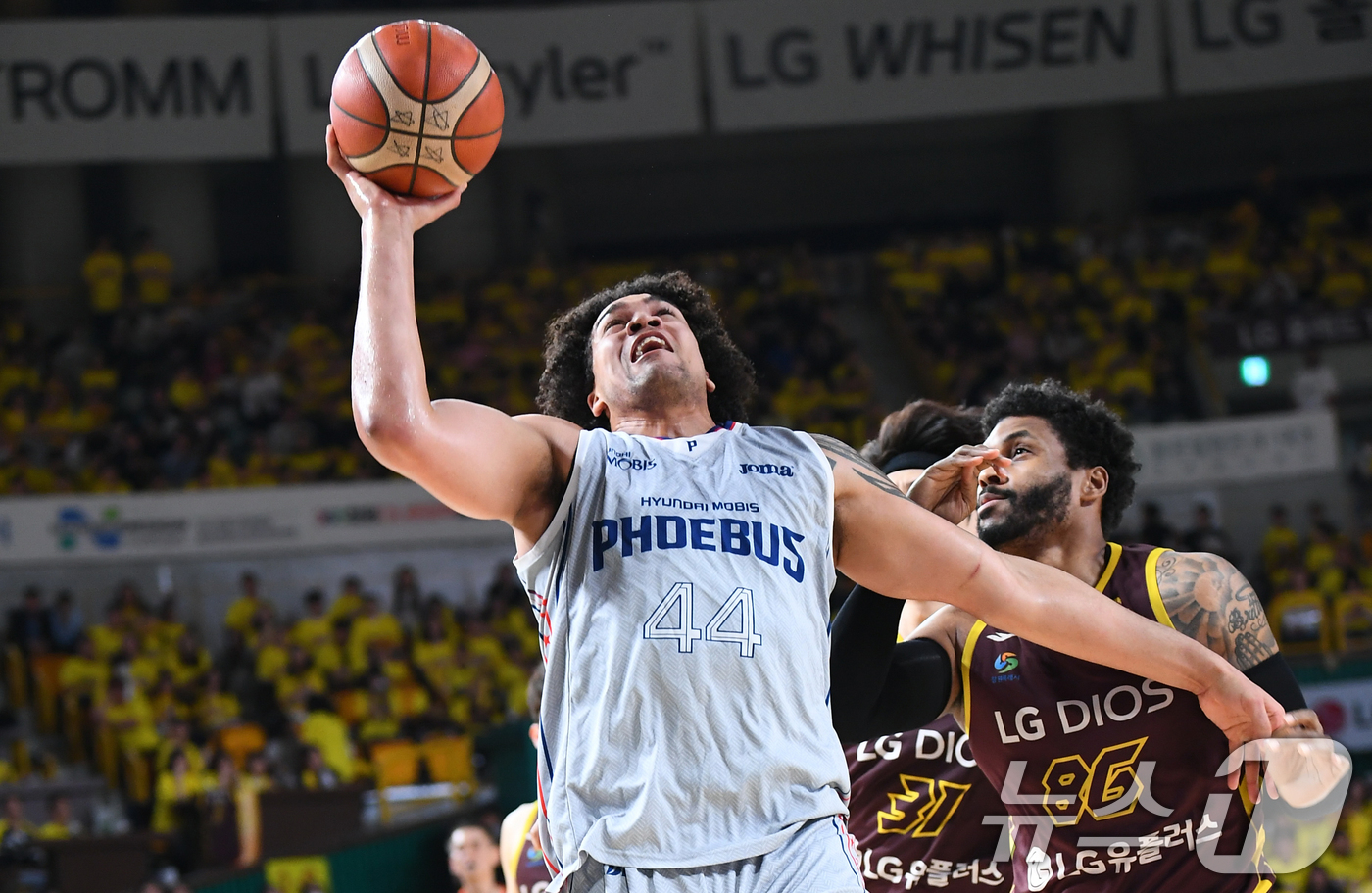 (서울=뉴스1) 김명섭 기자 = 24일 경남 창원체육관에서 열린 2024∼2025시즌 프로농구 4강 플레이오프(PO) 창원 LG 세이커스와 울산 현대모비스 1차전 경기에서 울산 프 …