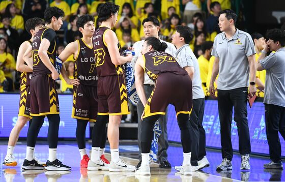 '쌍둥이 형제' 감독 매치서 형이 또 웃었다…LG, 현대모비스에 2연승