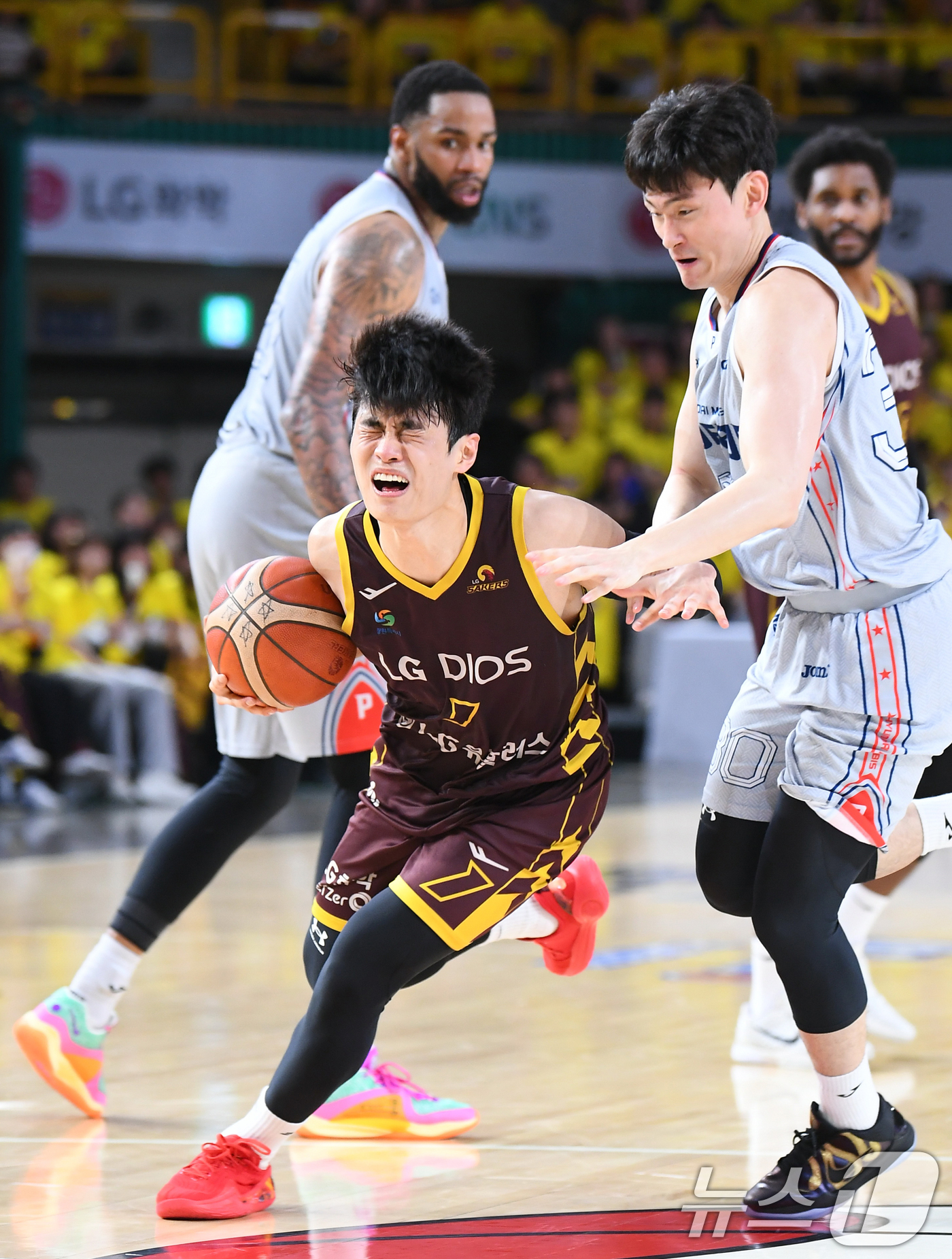 (서울=뉴스1) 김명섭 기자 = 24일 경남 창원체육관에서 열린 2024∼2025시즌 프로농구 4강 플레이오프(PO) 창원 LG 세이커스와 울산 현대모비스 1차전 경기에서 창원 유 …