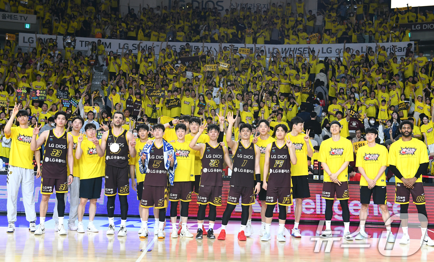 (서울=뉴스1) 김명섭 기자 = 24일 경남 창원체육관에서 열린 2024∼2025시즌 프로농구 4강 플레이오프(PO) 창원 LG 세이커스와 울산 현대모비스 1차전 경기에서 승리한 …