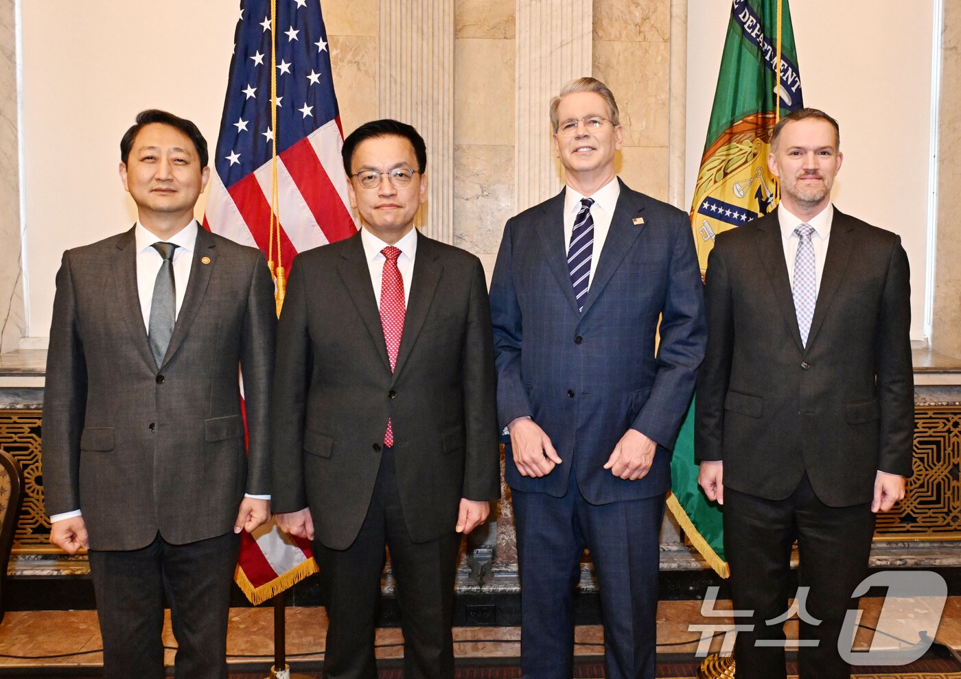 본문 이미지 - 최상목 부총리 겸 기획재정부 장관이 안덕근 산업통상자원부 장관과 함께 24일&#40;현지시간&#41; 미국 재무부에서 열린 &#39;한-미 2+2 통상협의&#40;Trade Consultation&#41;&#39;에 참석, 스콧 베센트 미국재무장관, 제이미슨 그리어 미국무역대표부&#40;USTR&#41; 대표와 기념사진을 촬영하고 있다. &#40;기획재정부 제공. 재판매 및 DB 금지&#41; 2025.4.24/뉴스1 ⓒ News1 김명섭 기자