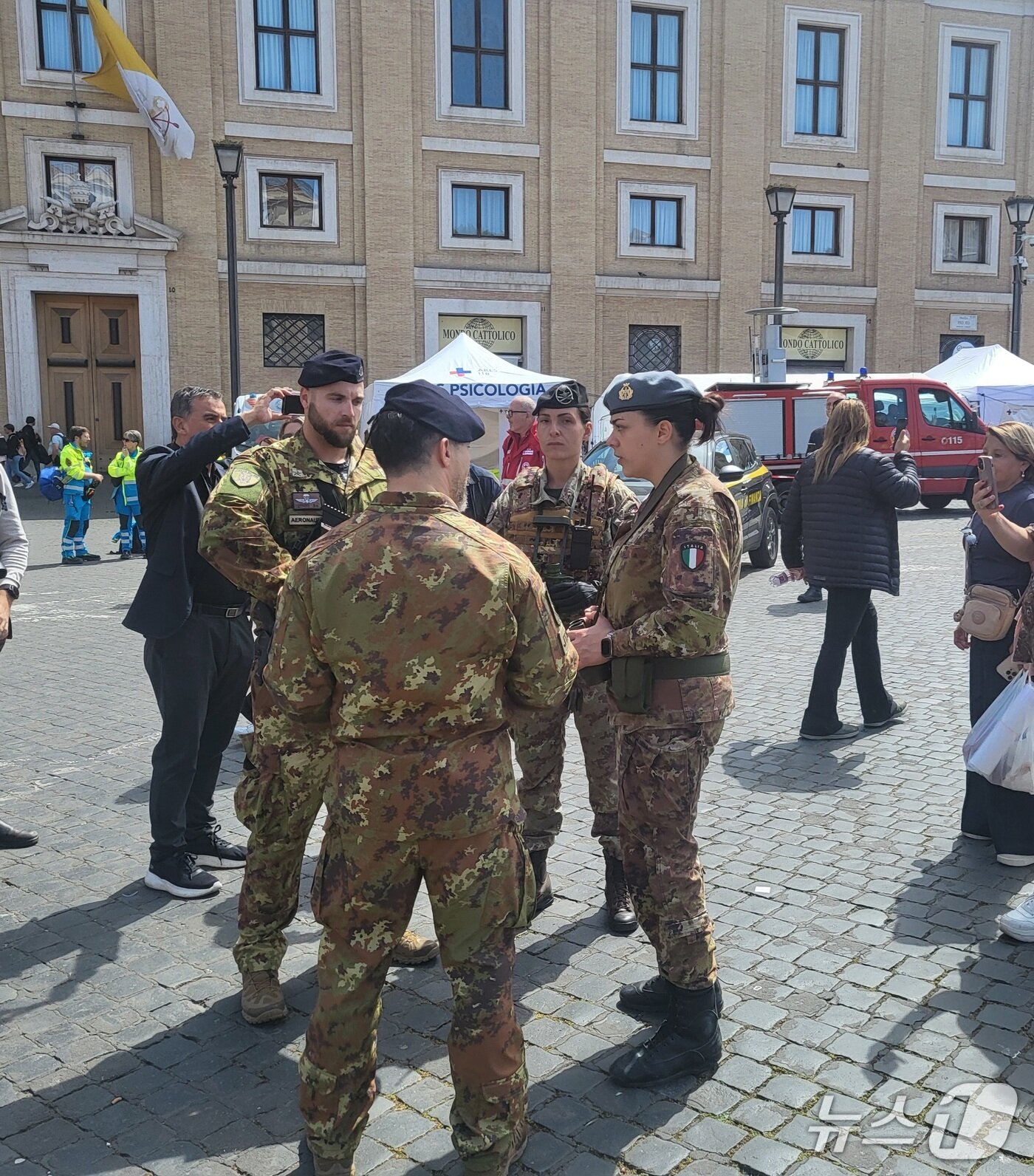 본문 이미지 - 성베드로 광장에서 경계 근무중인 이탈리아 육군 군인들 ⓒ News1 김지완 기자