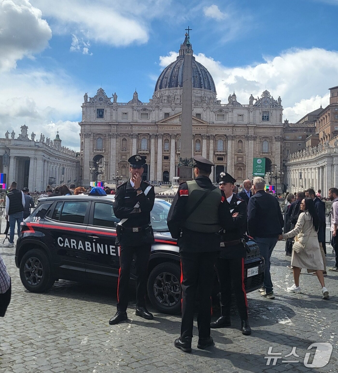 본문 이미지 - 성베드로 광장에서 경계 근무중인 이탈리아 &#39;총기병대&#39;&#40;Carabinieri&#41; 군인들 ⓒ News1 김지완 기자