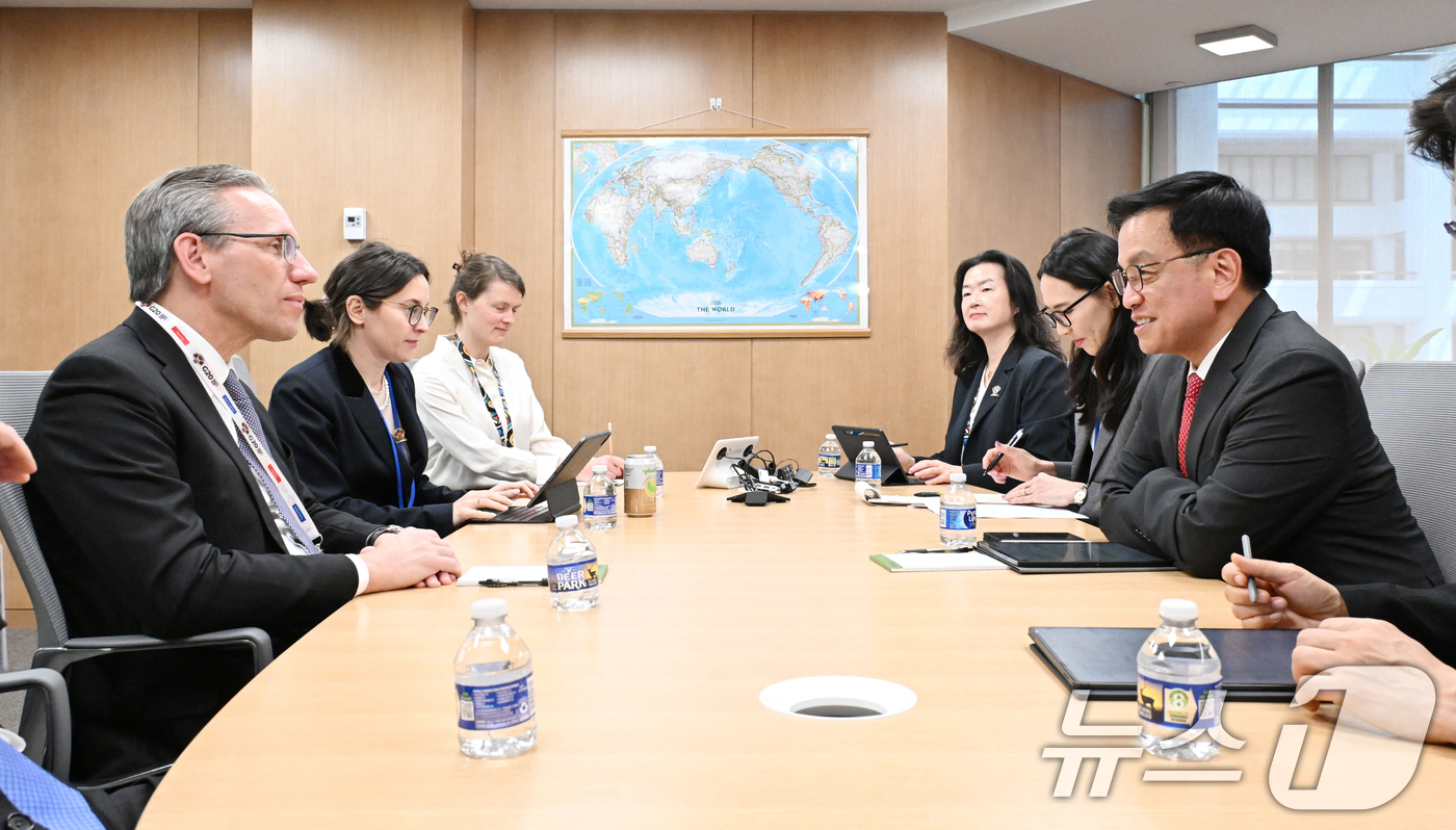 (서울=뉴스1) 김명섭 기자 = 한-미 통상협의(Trade Consultation)와 주요 20개국(G20) 재무장관회의 및 국제통화금융위원회(IMFC)'에 참석하고자 미국 워성턴 …