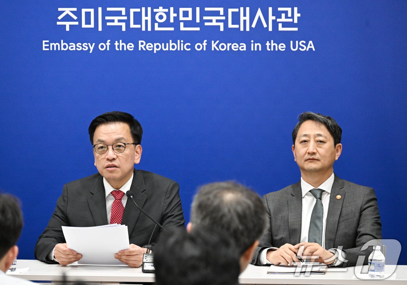 본문 이미지 - 최상목 부총리 겸 기획재정부 장관이 안덕근 산업통상자원부 장관과 함께 24일&#40;현지시간&#41; 미국 워싱턴D.C. 주미대사관에서 한·미 2+2 통상협의&#40;Trade Consultation&#41; 관련 합동브리핑을 하고 있다. &#40;기획재정부 제공. 재판매 및 DB 금지&#41; 2025.4.25/뉴스1 ⓒ News1 김명섭 기자