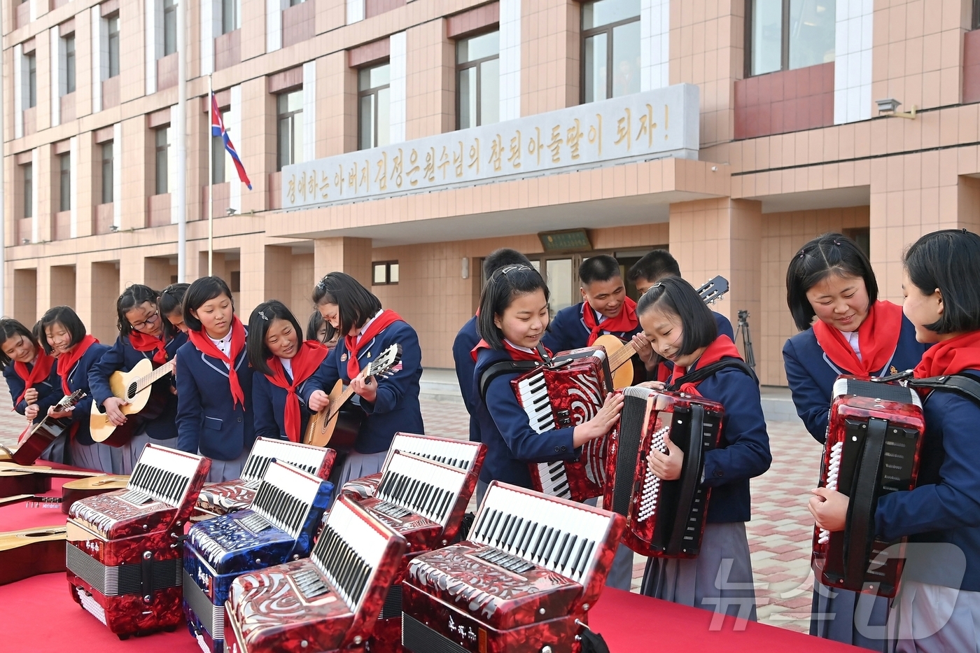 (평양 노동신문=뉴스1) = 북한 노동당 기관지 노동신문은 25일 김정은 당 총비서가 수해지역인 평안북도, 자강도, 양강도에 새로 지은 학교에 피아노와 손풍금, 기타, 어은금, 가 …