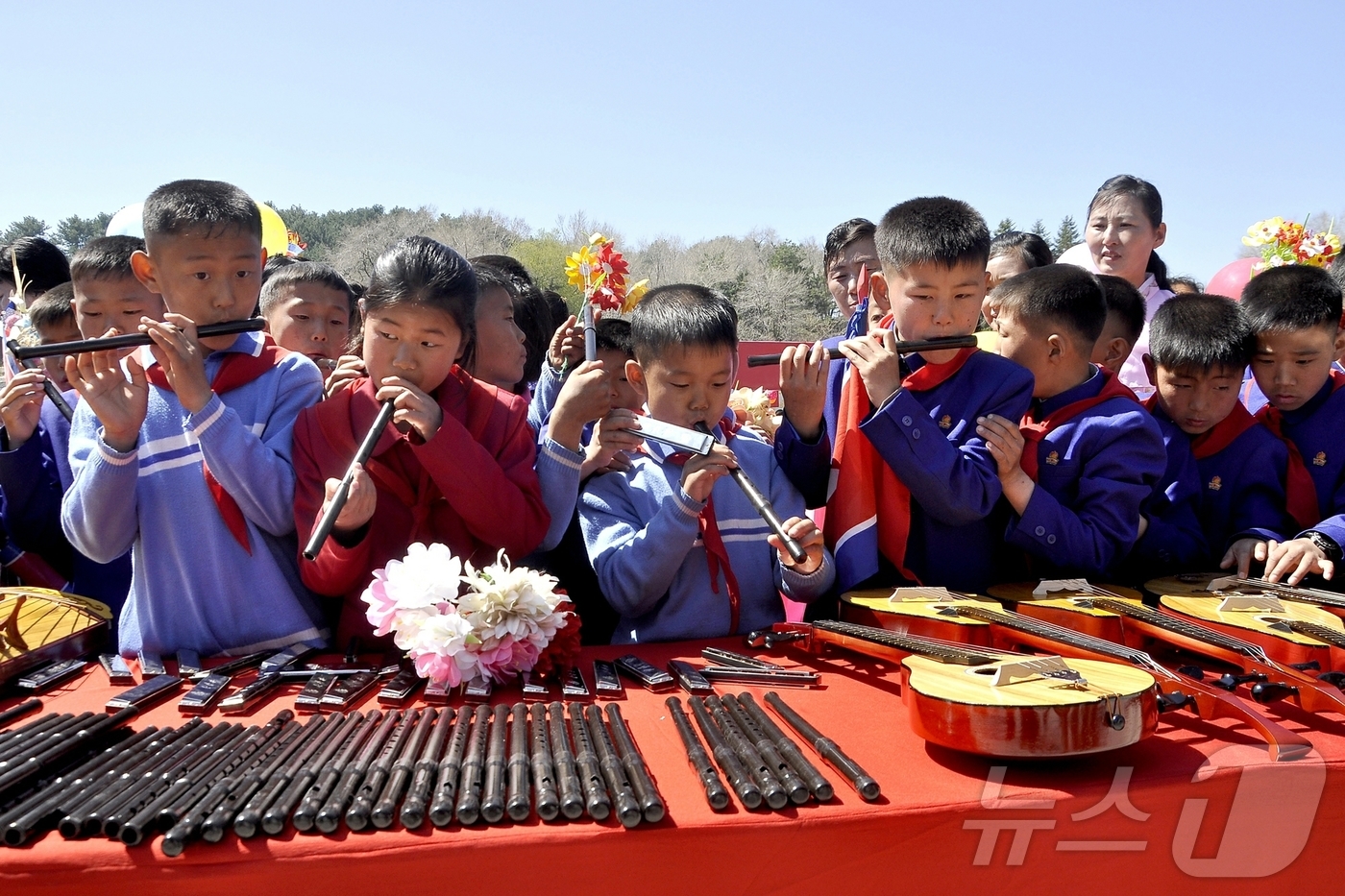 (평양 노동신문=뉴스1) = 북한 노동당 기관지 노동신문은 25일 김정은 당 총비서가 수해지역인 평안북도, 자강도, 양강도에 새로 지은 학교에 피아노와 손풍금, 기타, 어은금, 가 …