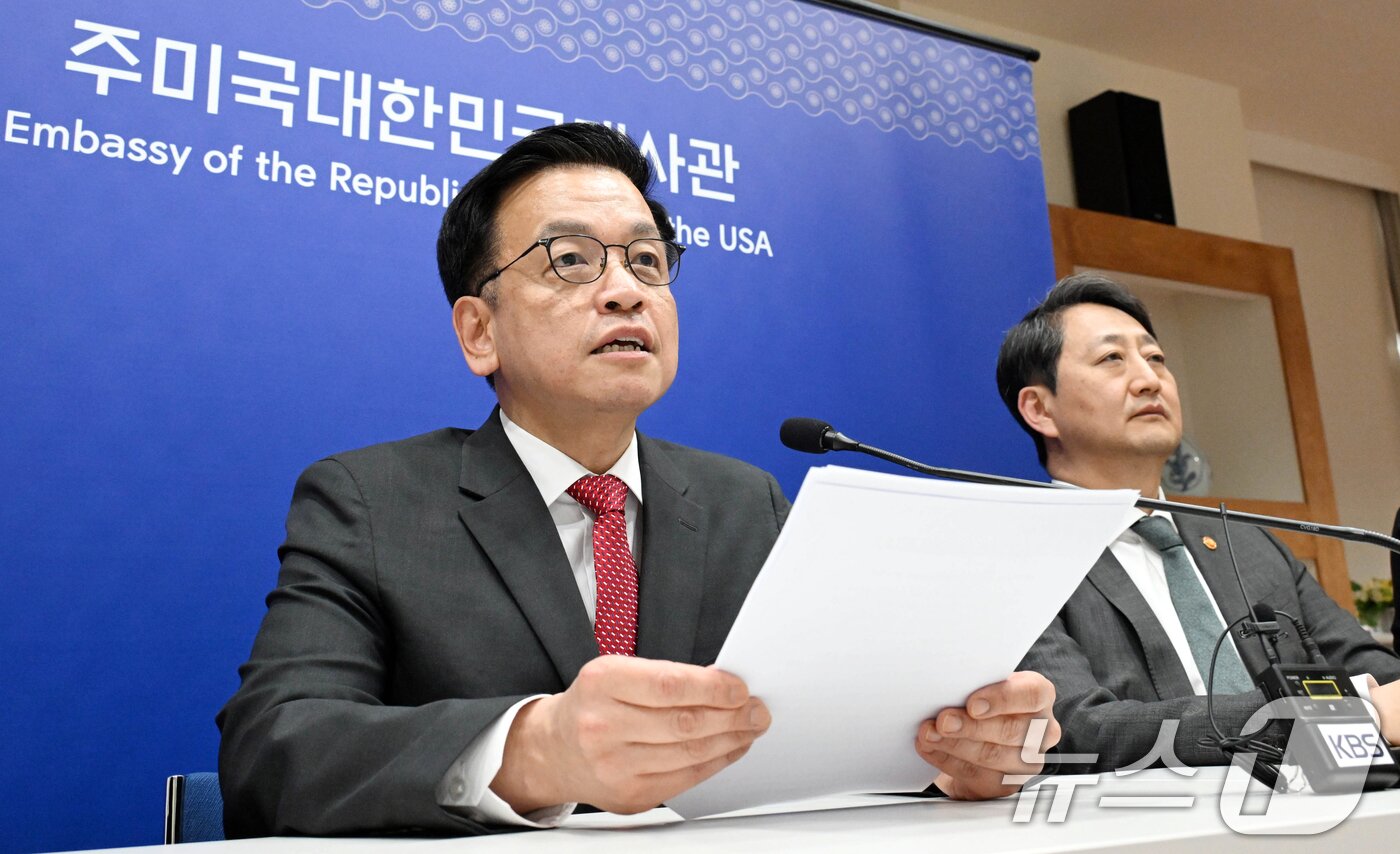 본문 이미지 - 최상목 부총리 겸 기획재정부 장관이 안덕근 산업통상자원부 장관과 함께 24일&#40;현지시간&#41; 미국 워싱턴D.C. 주미대사관에서 한-미 2+2 통상협의&#40;Trade Consultation&#41; 관련 합동브리핑을 하고 있다. &#40;기획재정부 제공. 재판매 및 DB 금지&#41; 2025.4.25/뉴스1 ⓒ News1 김명섭 기자