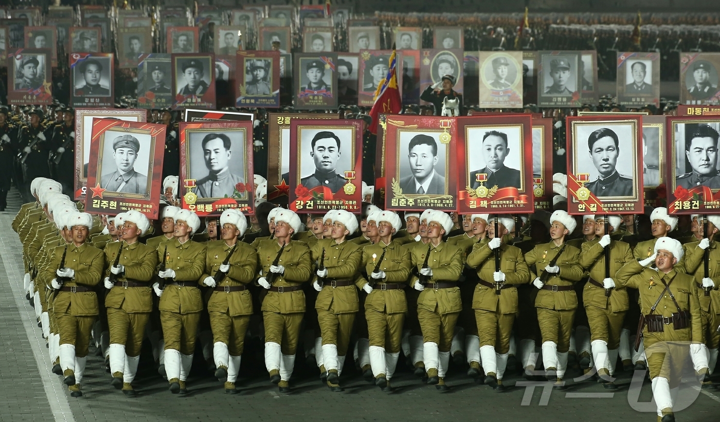 (평양 노동신문=뉴스1) = 북한 노동당 기관지 노동신문은 25일 항일 빨치산(항일유격대) 조선인민혁명군 창건 93주년을 맞아 주민들에게 "조선혁명의 역사적 사명에 영원히 충실하라 …