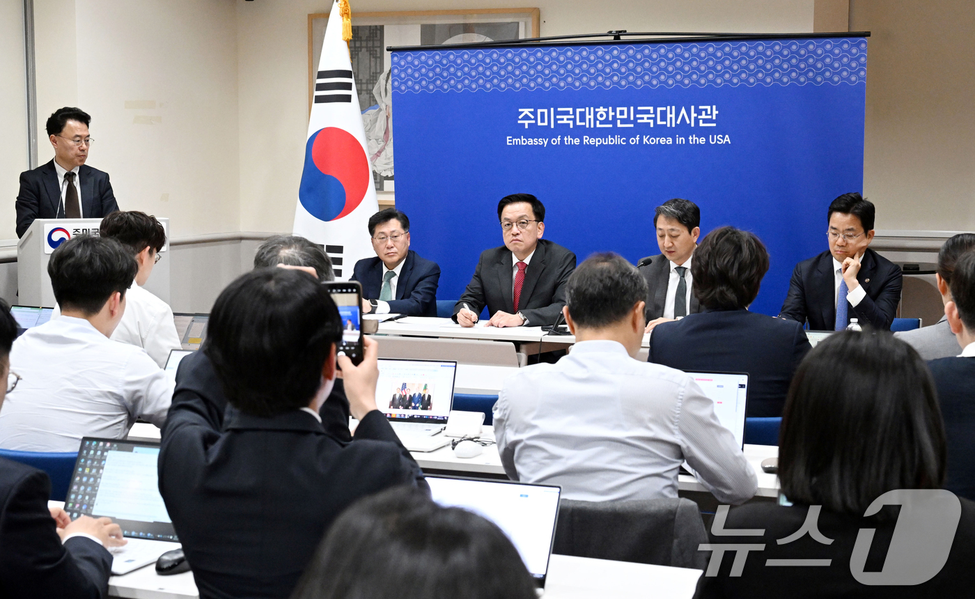 (서울=뉴스1) 김명섭 기자 = 최상목 부총리 겸 기획재정부 장관이 안덕근 산업통상자원부 장관과 함께 24일(현지시간) 미국 워싱턴D.C. 주미대사관에서 한·미 2+2 통상협의(T …