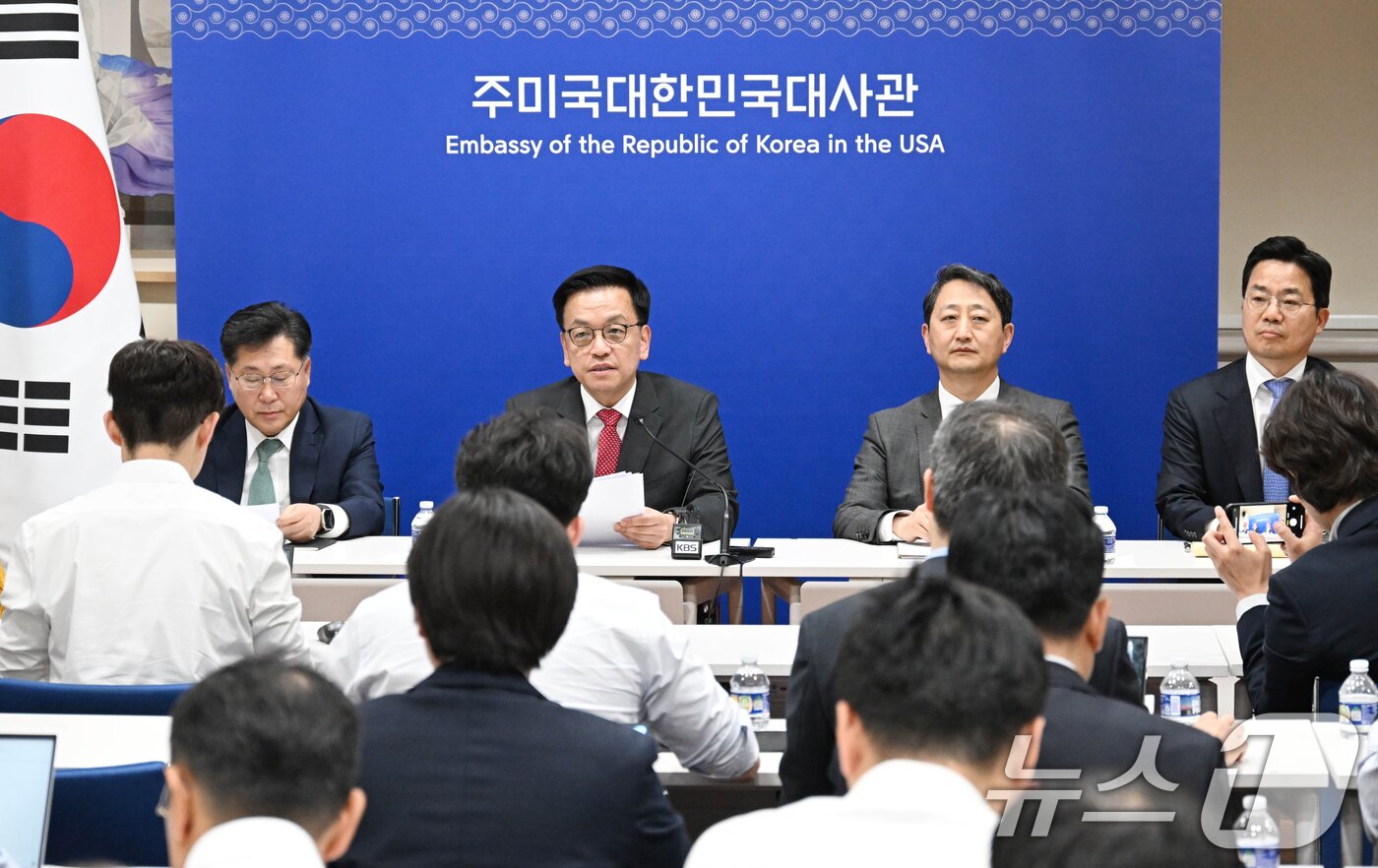 본문 이미지 - 최상목 부총리 겸 기획재정부 장관이 안덕근 산업통상자원부 장관과 함께 24일(현지시간) 미국 워싱턴D.C. 주미대사관에서 한·미 2+2 통상협의(Trade Consultation) 관련 합동브리핑을 하고 있다. (기획재정부 제공. 재판매 및 DB 금지) 2025.4.25/뉴스1 ⓒ News1 김명섭 기자