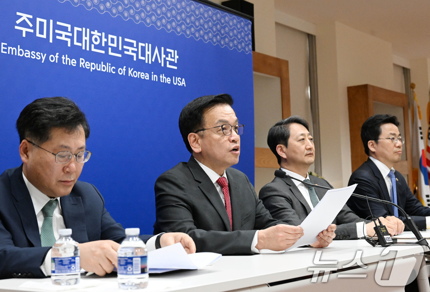 (서울=뉴스1) 김명섭 기자 = 최상목 부총리 겸 기획재정부 장관이 안덕근 산업통상자원부 장관과 함께 24일(현지시간) 미국 워싱턴D.C. 주미대사관에서 한·미 2+2 통상협의(T …