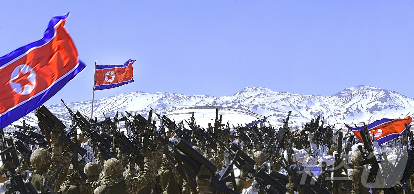 (평양 노동신문=뉴스1) = 북한 노동당 기관지 노동신문은 항일 빨치산(항일유격대) 조선인민혁명군 창건 93주년을 맞은 25일 사회주의 건설에 헌신하고 있는 인민군을 조명하며 "우 …