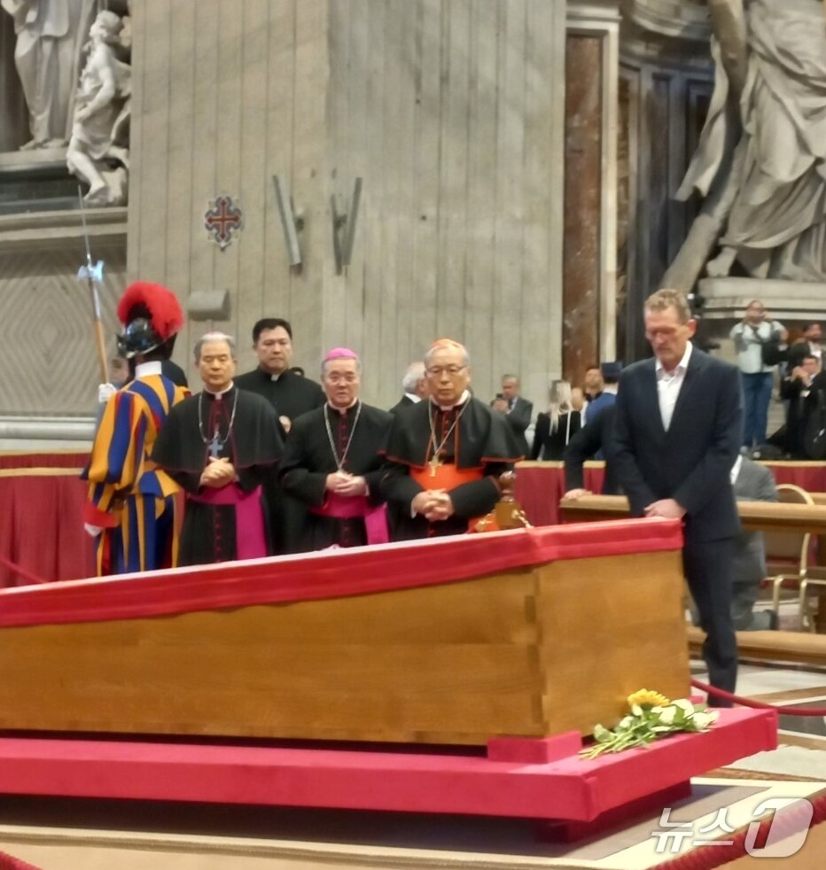 본문 이미지 - 한국 천주교회 조문단(제공 한국천주교주교회의)