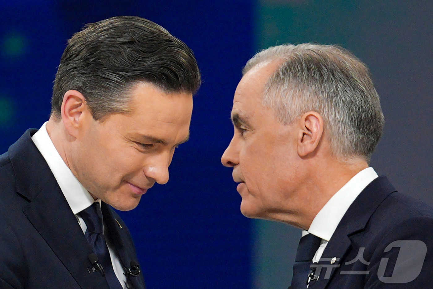 (몬트리올 로이터=뉴스1) 강민경 기자 = 피에르 포일리에브르 보수당 대표(왼쪽)와 마크 카니 자유당 대표(총리)가 17일 몬트리올에서 열린 토론 행사에서 악수를 나누고 있다. 2 …