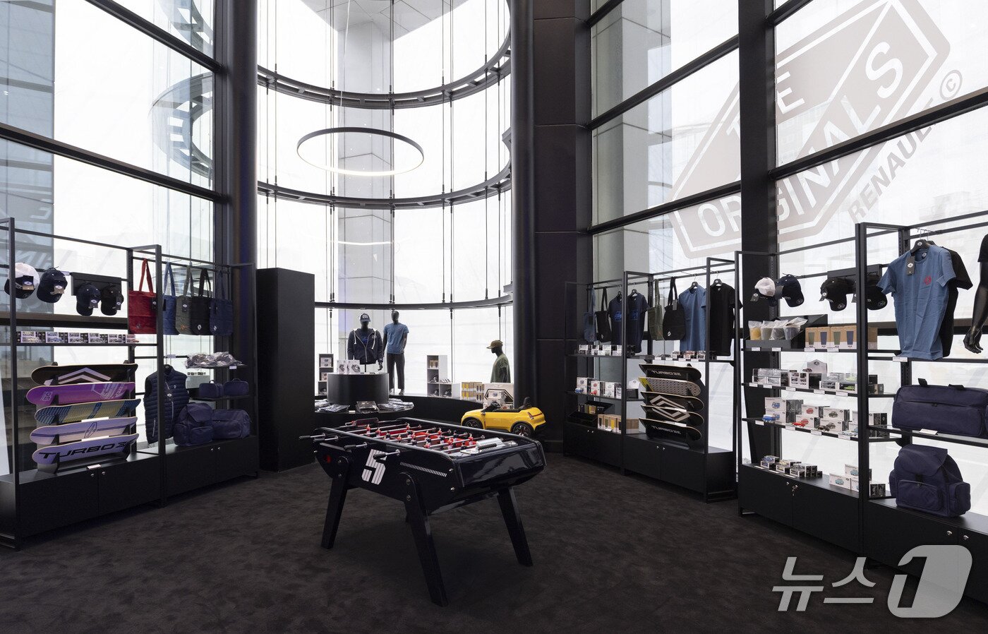 본문 이미지 -  르노 성수에 전시된 디오리지널 르노 아이템.(르노코리아 제공)