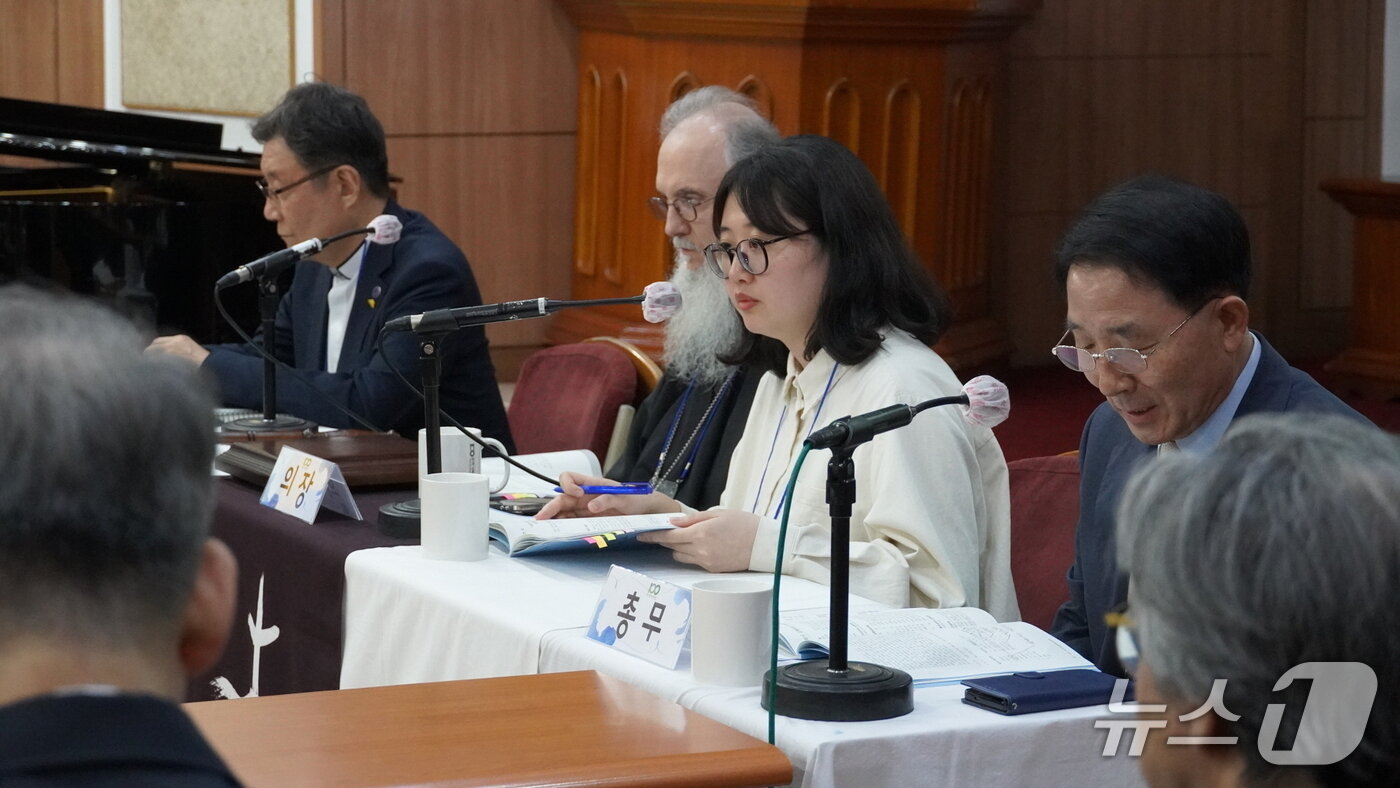 본문 이미지 - 한국기독교교회협의회 부회장 이지혜 청년이 지난 24일 73회기 2차 정기실행위원회에서 회장 조성암 대주교를 도와 회무를 진행했다.