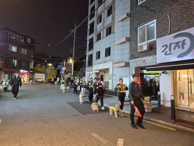 "꼼짝마라 멍멍!" 서대문경찰서, 반려견순찰대와 대학가 합동 순찰