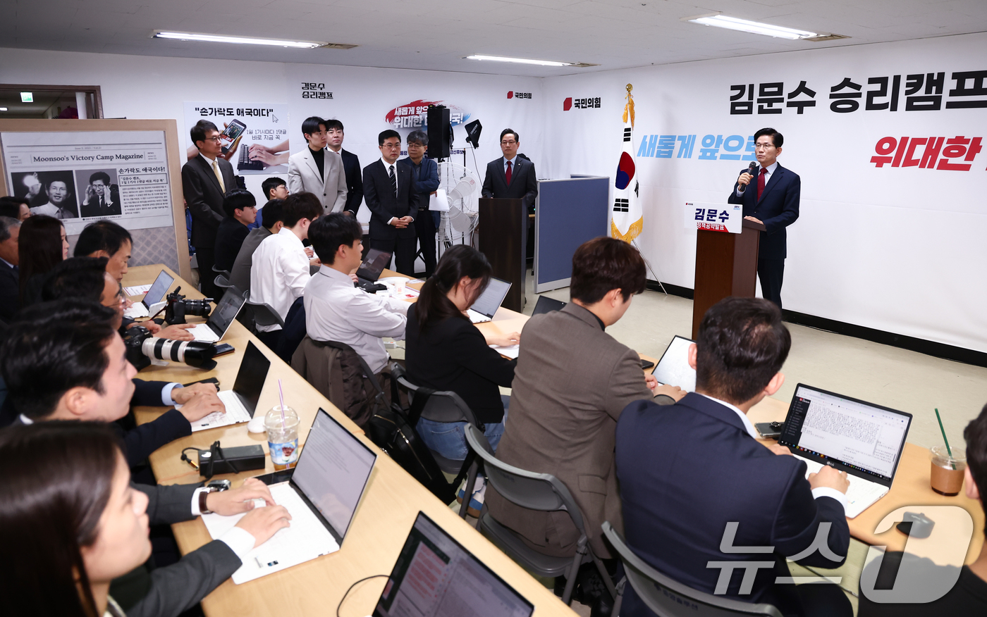 (서울=뉴스1) 김민지 기자 = 김문수 국민의힘 대선 경선 후보가 25일 서울 여의도 선거사무소에서 공동주택 층간소음 방지 의무화 공약 발표 기자회견을 하고 있다. 2025.4.2 …