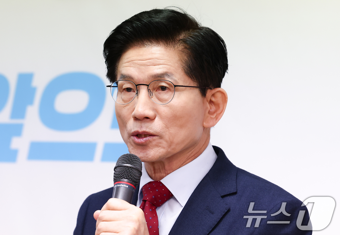 (서울=뉴스1) 김민지 기자 = 김문수 국민의힘 대선 경선 후보가 25일 서울 여의도 선거사무소에서 공동주택 층간소음 방지 의무화 공약 발표 기자회견을 하고 있다. 2025.4.2 …