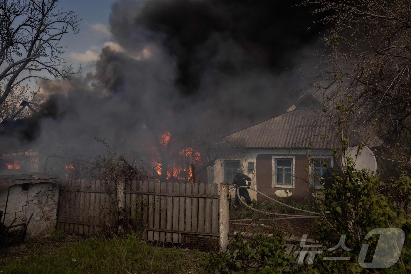 (포크로우스크 AFP=뉴스1) 우동명 기자 = 22일(현지시간) 우크라이나 도네츠크주 포크로우스크에서 러시아 군의 포격을 받은 주택서 불길과 검은 연기가 솟아 오르고 있다. 202 …