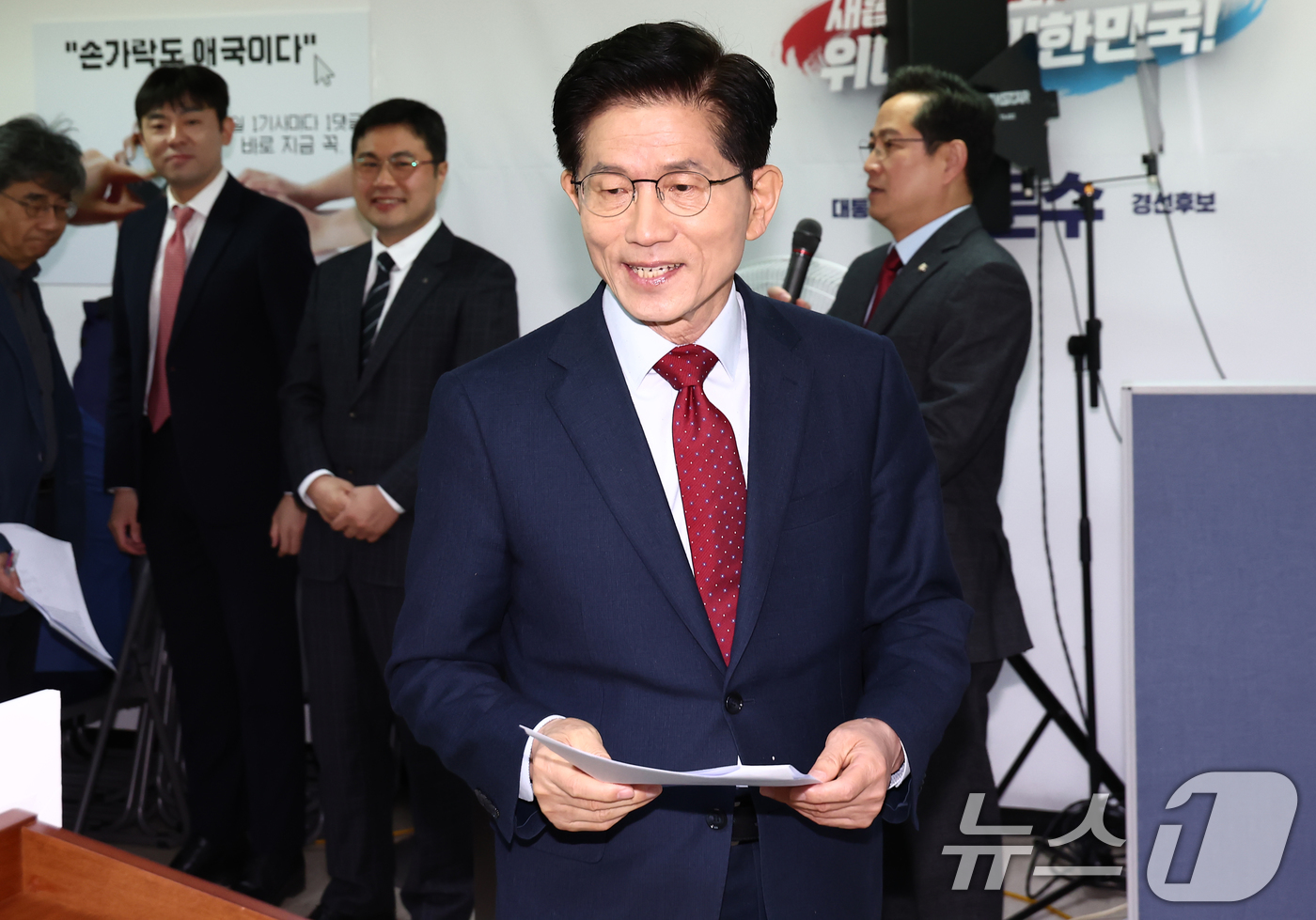 (서울=뉴스1) 김민지 기자 = 김문수 국민의힘 대선 경선 후보가 25일 서울 여의도 선거사무소에서 공동주택 층간소음 방지 의무화 공약 발표 기자회견을 하기 위해 입장하고 있다. …