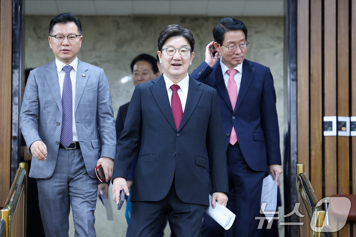 (서울=뉴스1) 안은나 기자 = 권성동 국민의힘 원내대표(가운데), 김상훈 정책위의장(오른쪽), 이양수 사무총장이 25일 오전 서울 여의도 국회에서 열린 원내대책회의에 입장하고 있 …