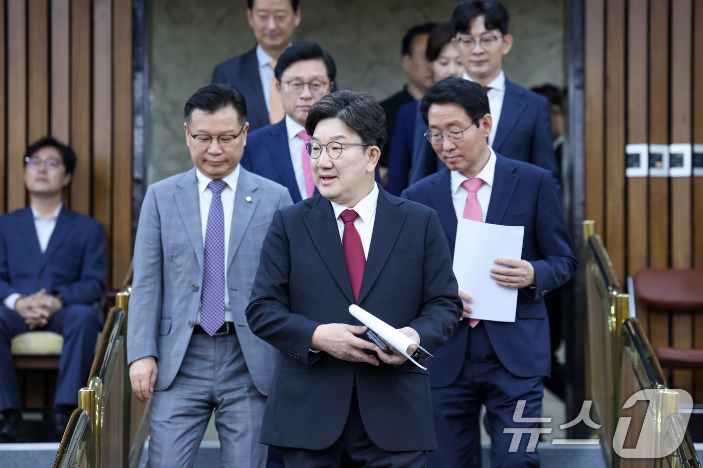 (서울=뉴스1) 안은나 기자 = 권성동 국민의힘 원내대표(가운데), 김상훈 정책위의장(오른쪽), 이양수 사무총장이 25일 오전 서울 여의도 국회에서 열린 원내대책회의에 입장하고 있 …