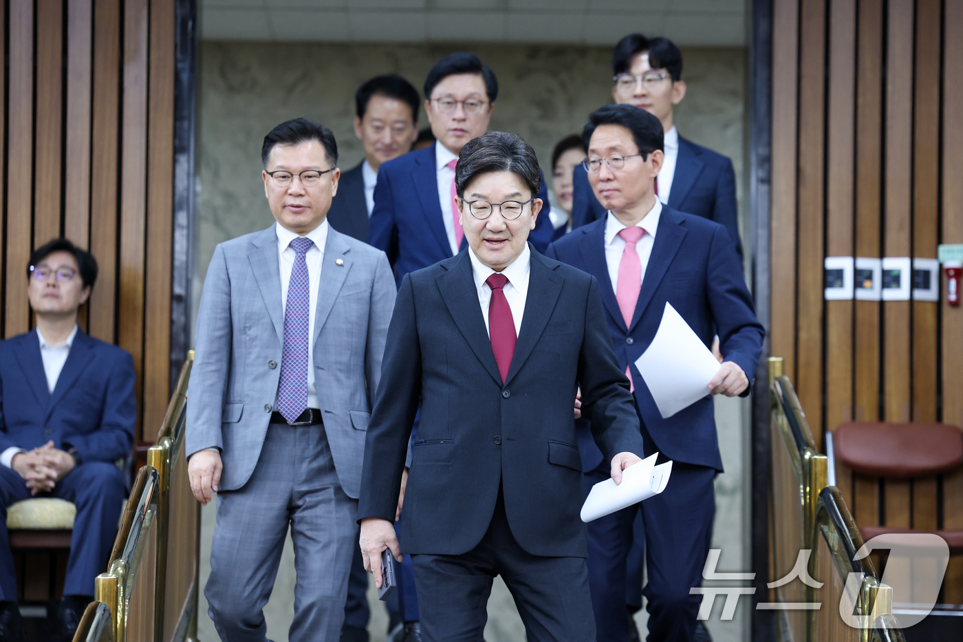 (서울=뉴스1) 안은나 기자 = 권성동 국민의힘 원내대표(가운데), 김상훈 정책위의장(오른쪽), 이양수 사무총장이 25일 오전 서울 여의도 국회에서 열린 원내대책회의에 입장하고 있 …
