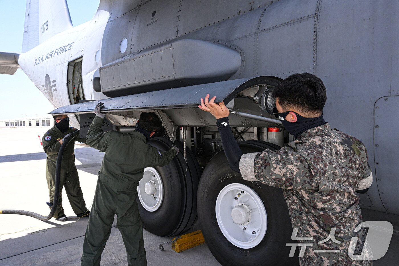본문 이미지 - 공군은 지난 21일부터 UAE 알 다프라 공군기지에서 열리는 '2025 데저트 플래그'에 참가해 화물 투하, 비포장 활주로 착륙 훈련을 실시하고 있다고 25일 밝혔다. 정비요원들이 훈련에 앞서 C-130H 수송기를 정비하고 있다. (공군 제공. 재판매 및 DB 금지) 2025.4.25/뉴스1