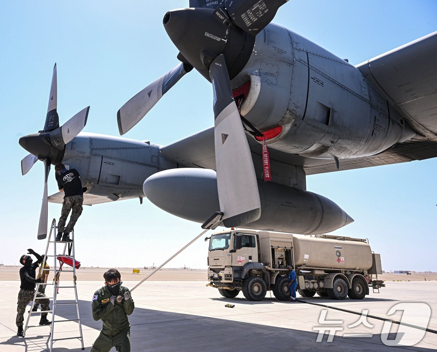 본문 이미지 - 공군은 지난 21일부터 UAE 알 다프라 공군기지에서 열리는 '2025 데저트 플래그'에 참가해 화물 투하, 비포장 활주로 착륙 훈련을 실시하고 있다고 25일 밝혔다. 정비요원들이 훈련에 앞서 C-130H 수송기를 정비하고 있다. (공군 제공. 재판매 및 DB 금지) 2025.4.25/뉴스1