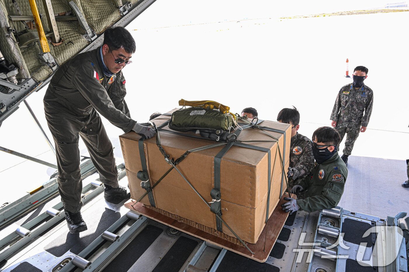 본문 이미지 - 공군은 지난 21일부터 UAE 알 다프라 공군기지에서 열리는 '2025 데저트 플래그'에 참가해 화물 투하, 비포장 활주로 착륙 훈련을 실시하고 있다고 25일 밝혔다. 화물의장사들이 화물투하 훈련에 쓰일 화물을 포장하고 있다. (공군 제공. 재판매 및 DB 금지) 2025.4.25/뉴스1