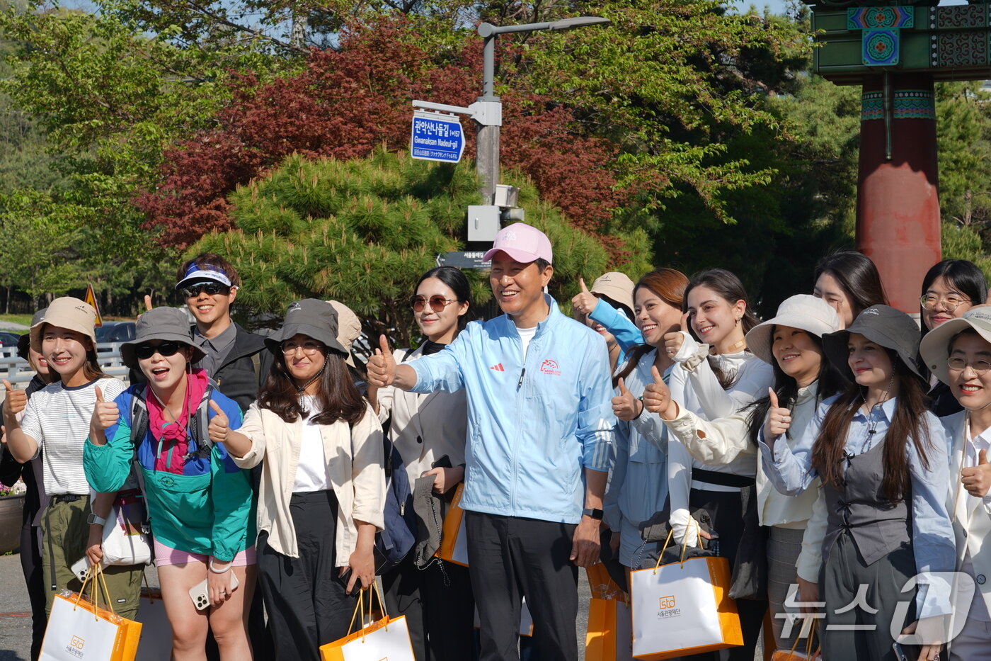 본문 이미지 - 오세훈 서울시장과 글로벌하이킹메이트들이 관악산 등산 전 기념촬영을 하고 있다.&#40;서울관광재단 제공&#41;