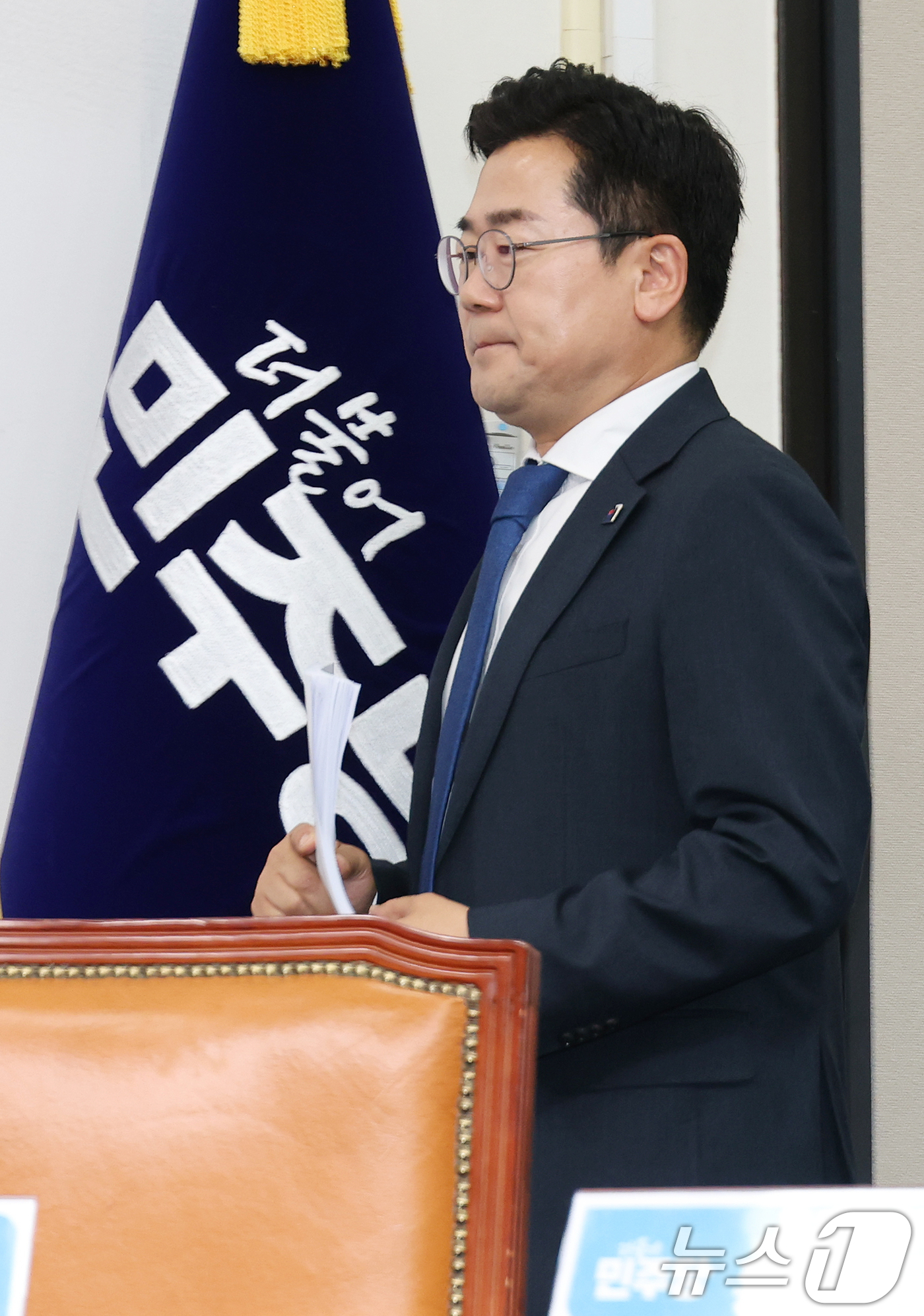 (서울=뉴스1) 이광호 기자 = 박찬대 더불어민주당 대표 직무대행 겸 원내대표가 25일 오전 서울 여의도 국회에서 열린 최고위원회의에 참석하고 있다.  2025.4.25/뉴스1