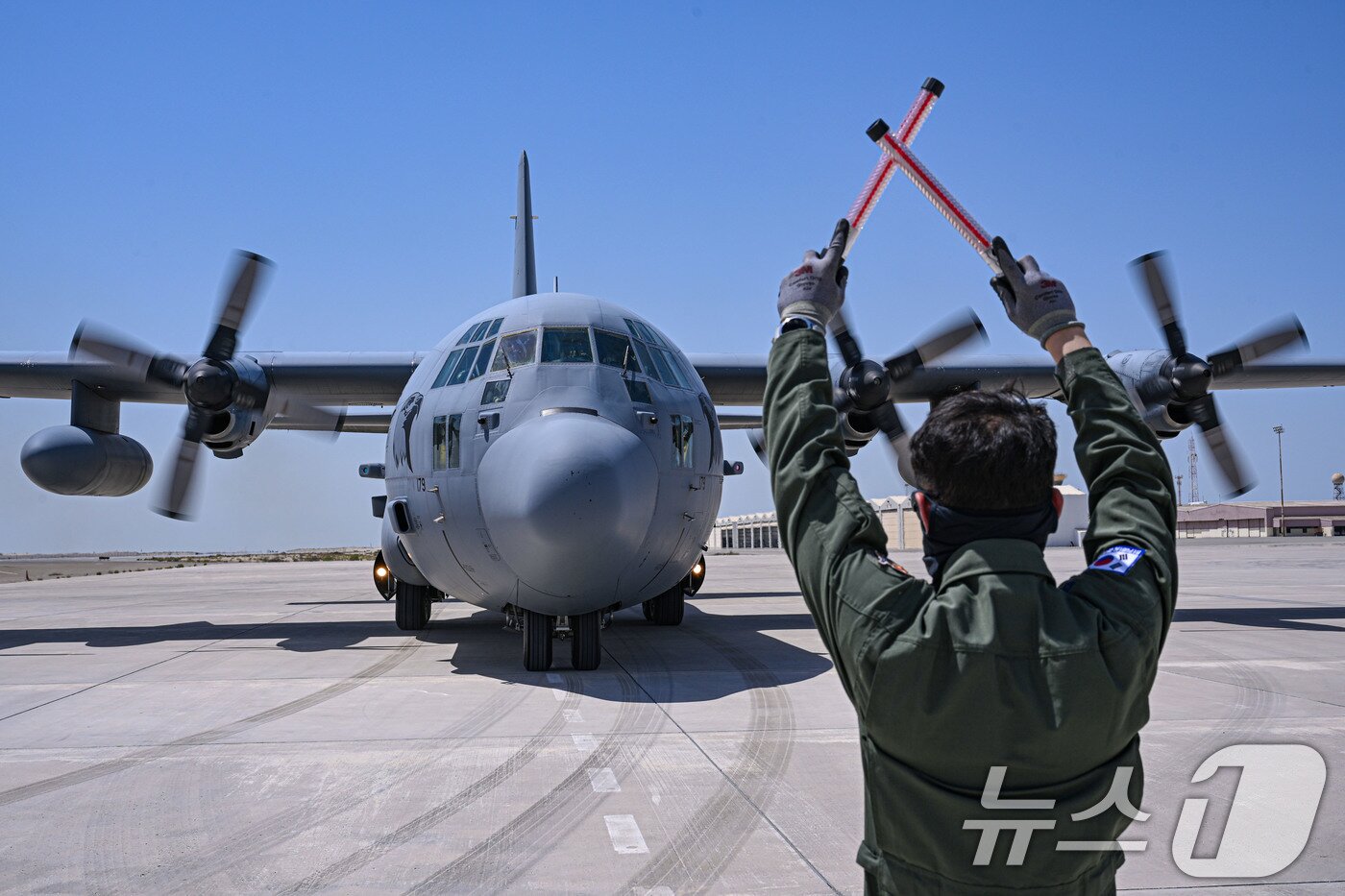 본문 이미지 - 공군은 지난 21일부터 UAE 알 다프라 공군기지에서 열리는 '2025 데저트 플래그'에 참가해 화물 투하, 비포장 활주로 착륙 훈련을 실시하고 있다고 25일 밝혔다. 임무요원이 이륙에 앞서 C-130H 수송기를 유도하고 있다. (공군 제공. 재판매 및 DB 금지) 2025.4.25/뉴스1