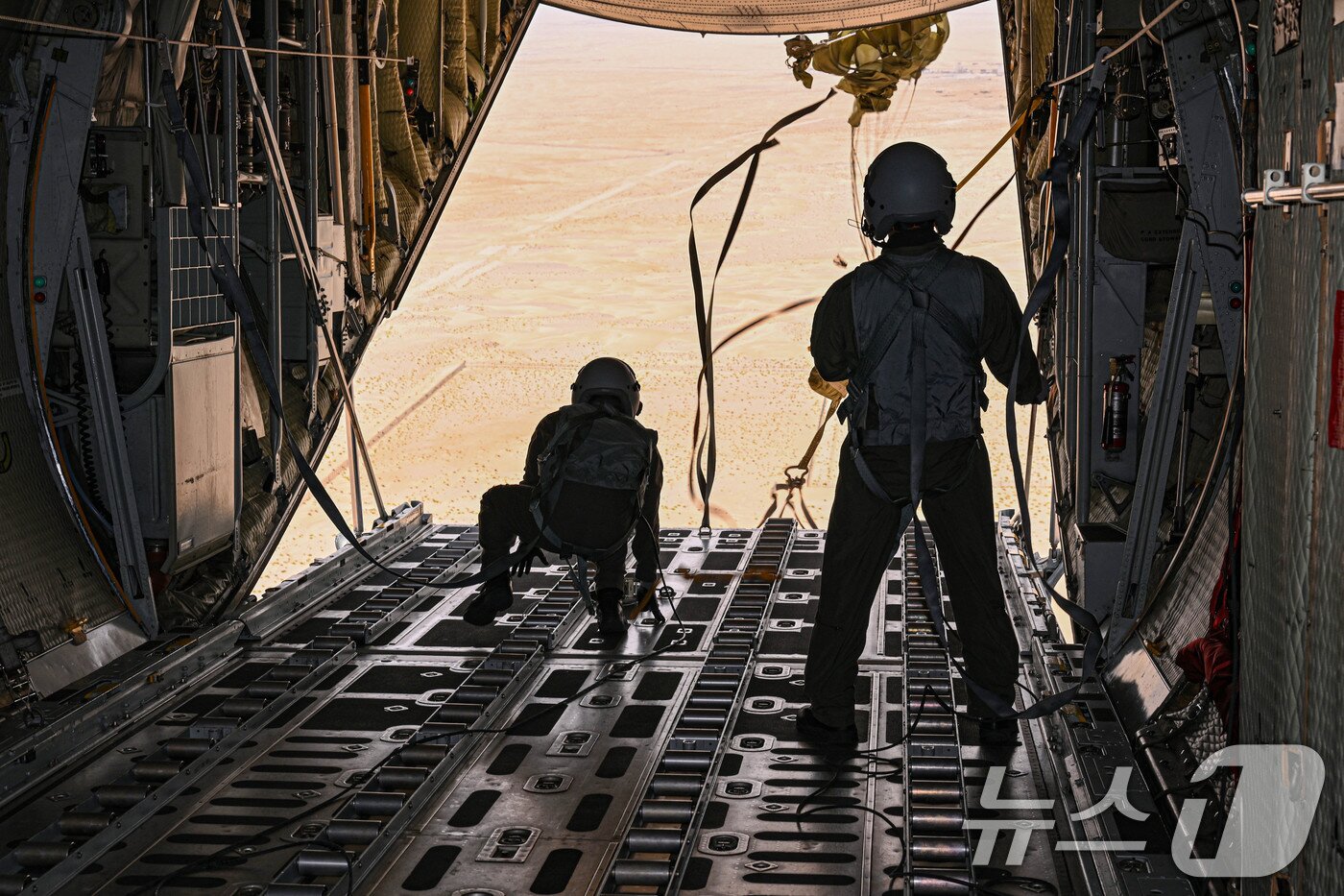 본문 이미지 - 공군은 지난 21일부터 UAE 알 다프라 공군기지에서 열리는 '2025 데저트 플래그'에 참가해 화물 투하, 비포장 활주로 착륙 훈련을 실시하고 있다고 25일 밝혔다. 화물의장사들이 C-130H 수송기 안에서 지상 목표 지점을 향해 화물을 투하하고 있다. (공군 제공. 재판매 및 DB 금지) 2025.4.25/뉴스1