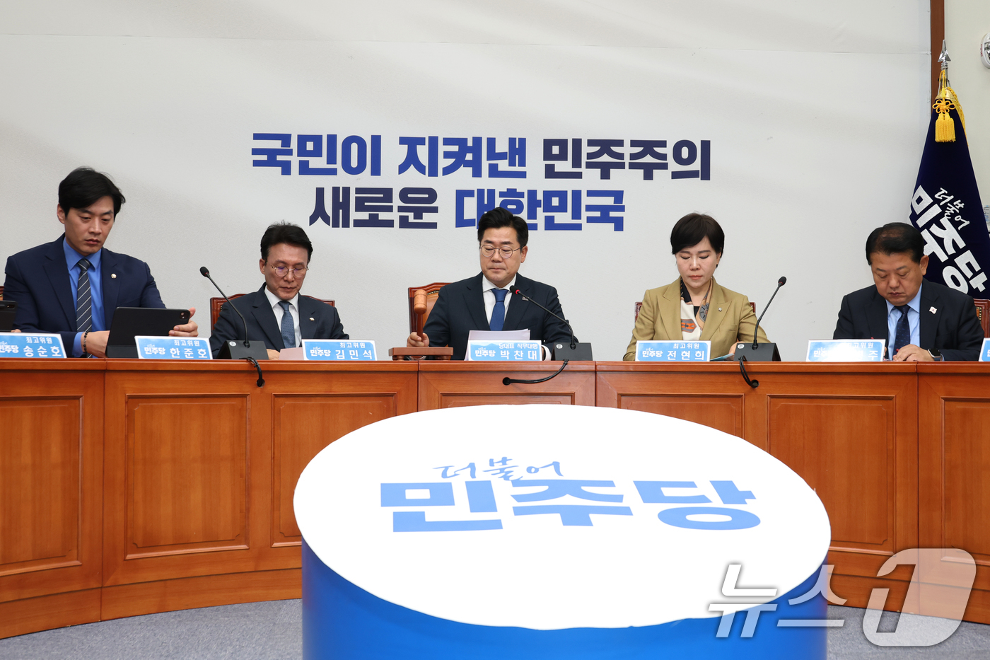 (서울=뉴스1) 이광호 기자 = 박찬대 더불어민주당 대표 직무대행 겸 원내대표가 25일 오전 서울 여의도 국회에서 열린 최고위원회의를 주재하고 있다.  2025.4.25/뉴스1