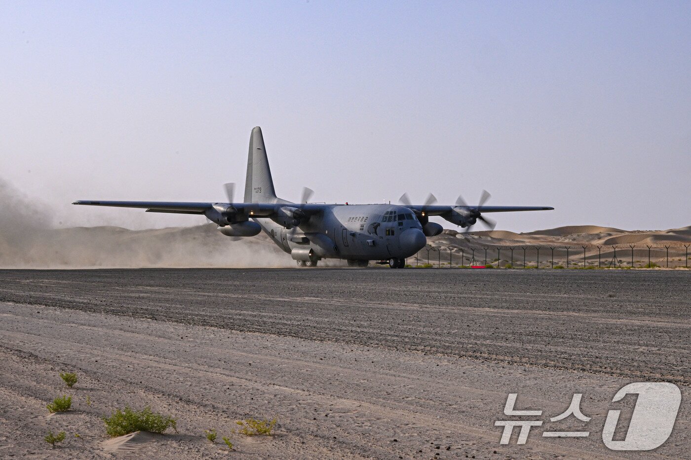 본문 이미지 - 공군은 지난 21일부터 UAE 알 다프라 공군기지에서 열리는 '2025 데저트 플래그'에 참가해 화물 투하, 비포장 활주로 착륙 훈련을 실시하고 있다고 25일 밝혔다. C-130H가 비포장 활주로에 착륙하고 있다. (공군 제공. 재판매 및 DB 금지) 2025.4.25/뉴스1