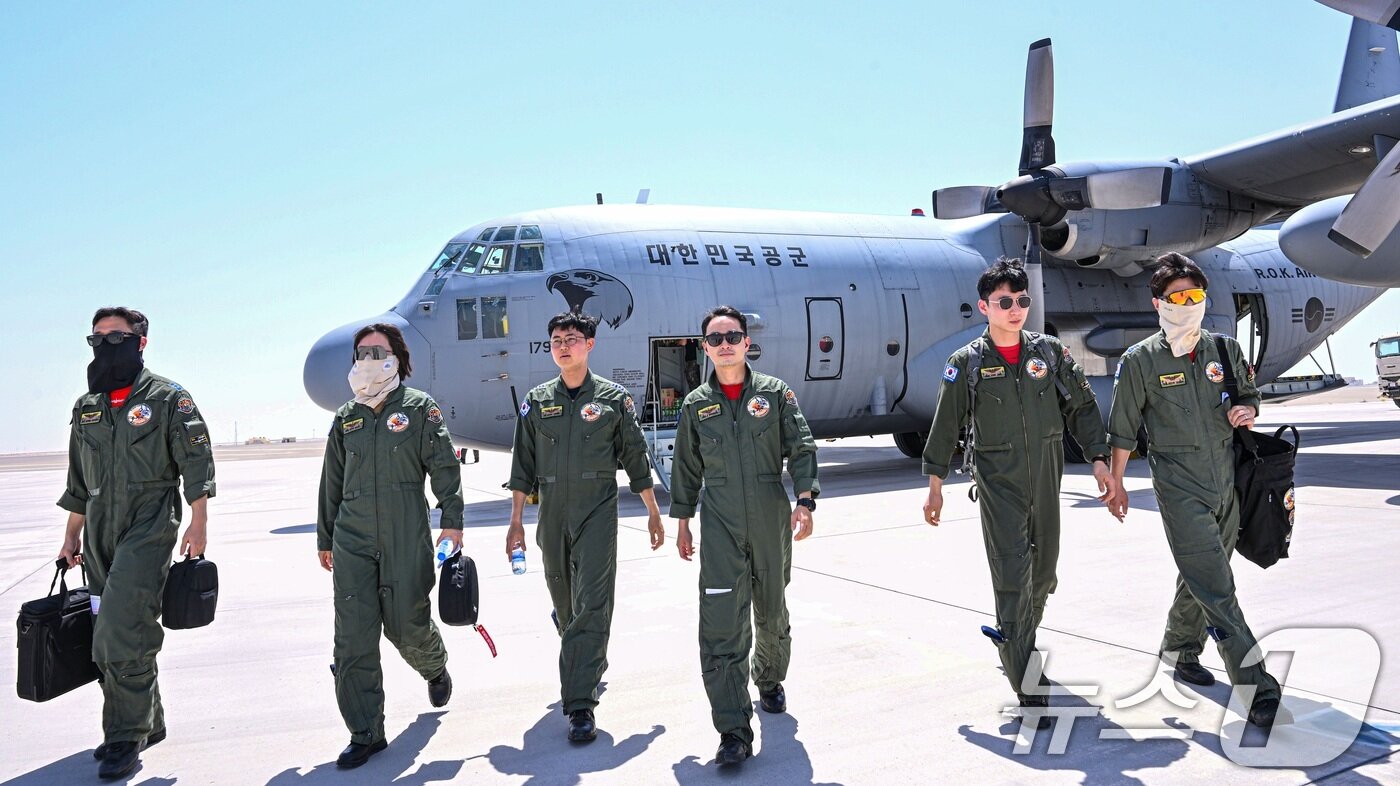 본문 이미지 - 공군은 지난 21일부터 UAE 알 다프라 공군기지에서 열리는 '2025 데저트 플래그'에 참가해 화물 투하, 비포장 활주로 착륙 훈련을 실시하고 있다고 25일 밝혔다. 사진은 훈련을 마친 C-130H 조종사들. (공군 제공. 재판매 및 DB 금지) 2025.4.25/뉴스1