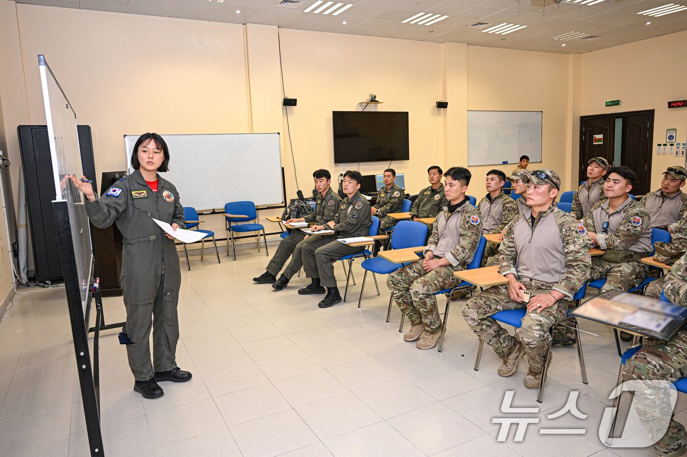 본문 이미지 - 공군은 지난 21일부터 UAE 알 다프라 공군기지에서 열리는 '2025 데저트 플래그'에 참가해 화물 투하, 비포장 활주로 착륙 훈련을 실시하고 있다고 25일 밝혔다. 공군 조종사와 아크부대 고공팀이 합동고공강하 훈련을 앞두고 브리핑하고 있다. (공군 제공. 재판매 및 DB 금지) 2025.4.25/뉴스1