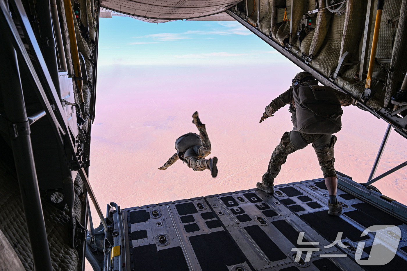 (서울=뉴스1) = 공군은 지난 21일부터 UAE 알 다프라 공군기지에서 열리는 '2025 데저트 플래그'에 참가해 화물 투하, 비포장 활주로 착륙 훈련을 실시하고 있다고 25일 …