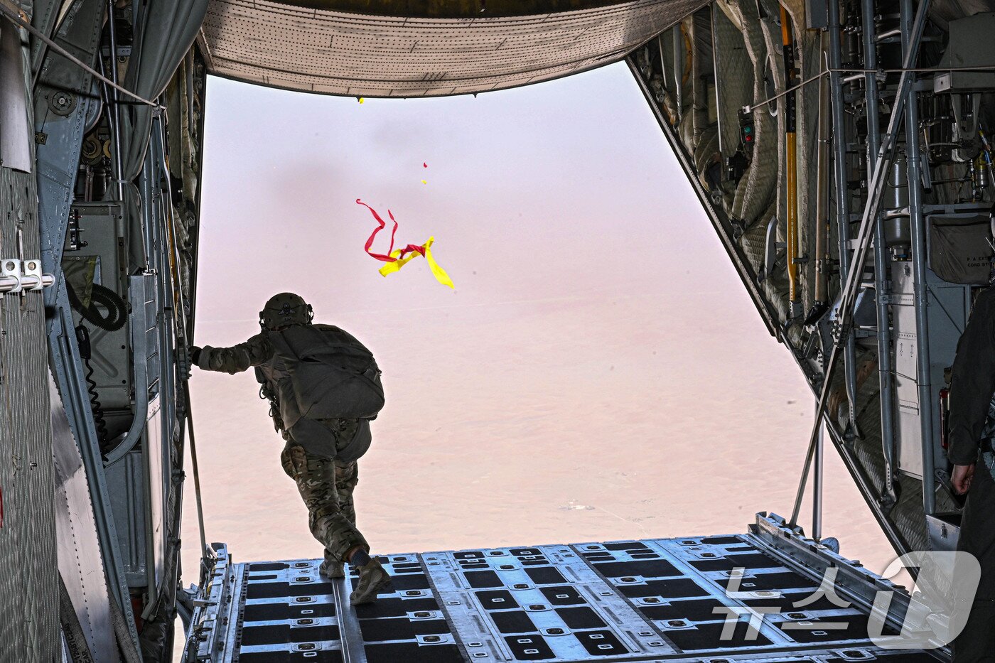 본문 이미지 - 공군은 지난 21일부터 UAE 알 다프라 공군기지에서 열리는 '2025 데저트 플래그'에 참가해 화물 투하, 비포장 활주로 착륙 훈련을 실시하고 있다고 25일 밝혔다. 공군 항공특수통제사(CCT)와 아크부대 고공팀이 C-130H 수송기에서 고공강하를 하고 있다. (공군 제공. 재판매 및 DB 금지) 2025.4.25/뉴스1