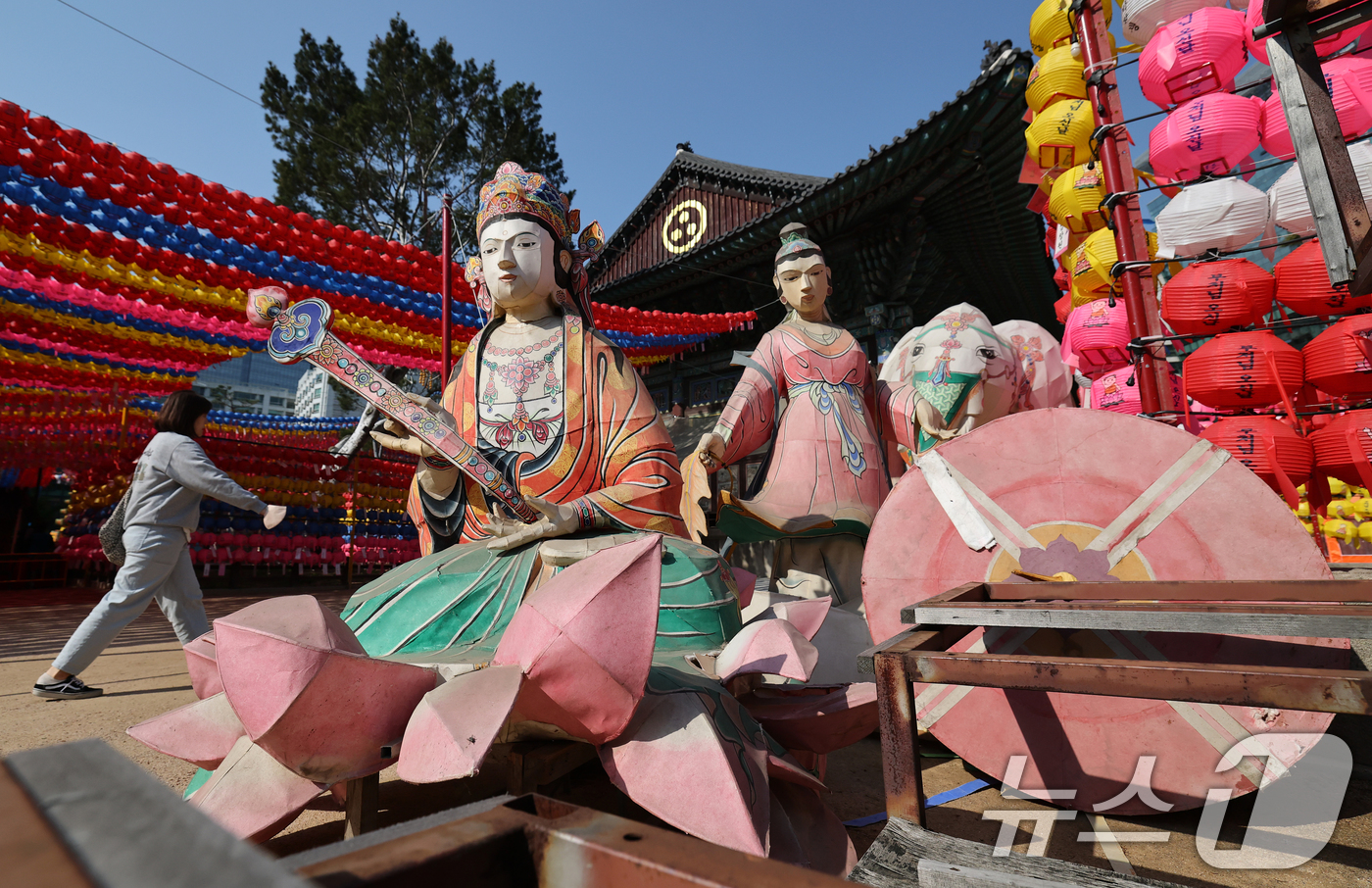 (서울=뉴스1) 오대일 기자 = 불기 2569년 부처님 오신 날(5월 5일) 연등회를 하루 앞둔 25일 서울 종로구 조계사에서 연등회 준비가 한창이다.국가무형유산이자 유네스코 인류 …