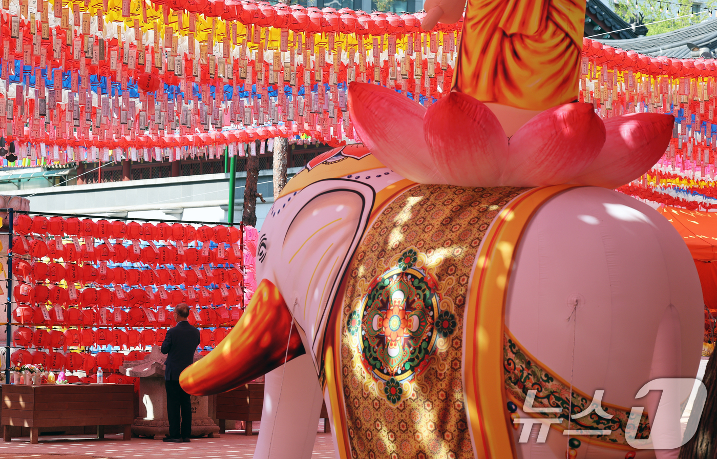 (서울=뉴스1) 오대일 기자 = 불기 2569년 부처님 오신 날(5월 5일) 연등회를 하루 앞둔 25일 서울 종로구 조계사에서 연등회 준비가 한창이다.국가무형유산이자 유네스코 인류 …