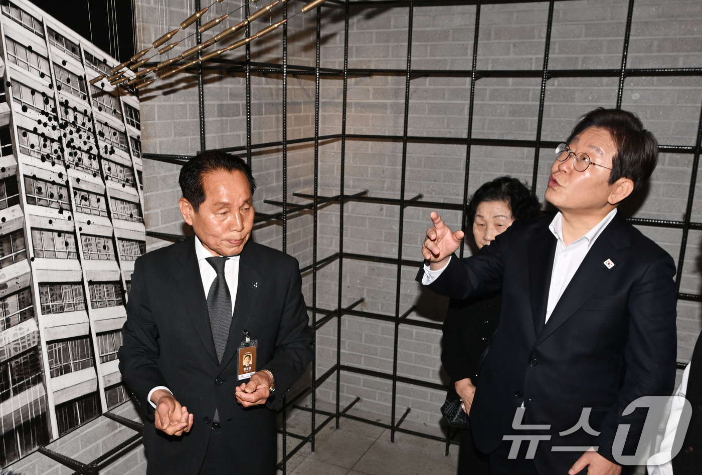 (나주=뉴스1) 김태성 기자 = 이재명 더불어민주당 대선 경선 후보가 24일 오후 광주 동구 전일빌딩245에서 해설사의 안내를 받으며 5·18민주화운동 당시 계엄군의 전일빌딩 헬기 …